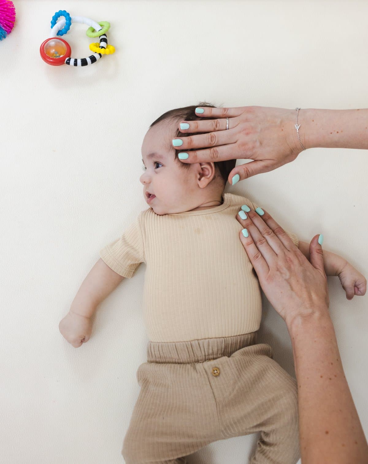 Bébé vu de dos montrant le muscle sternocléidomastoïdien