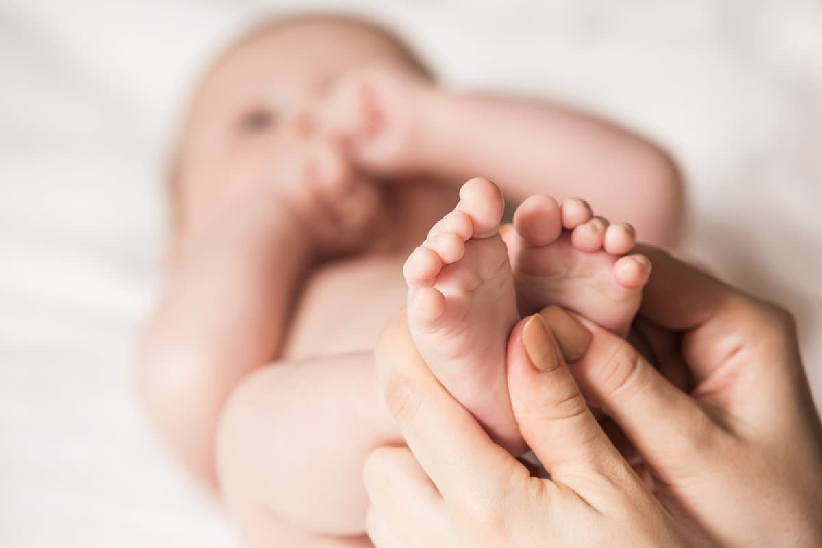 Gros plan sur les petits pieds d'un bébé