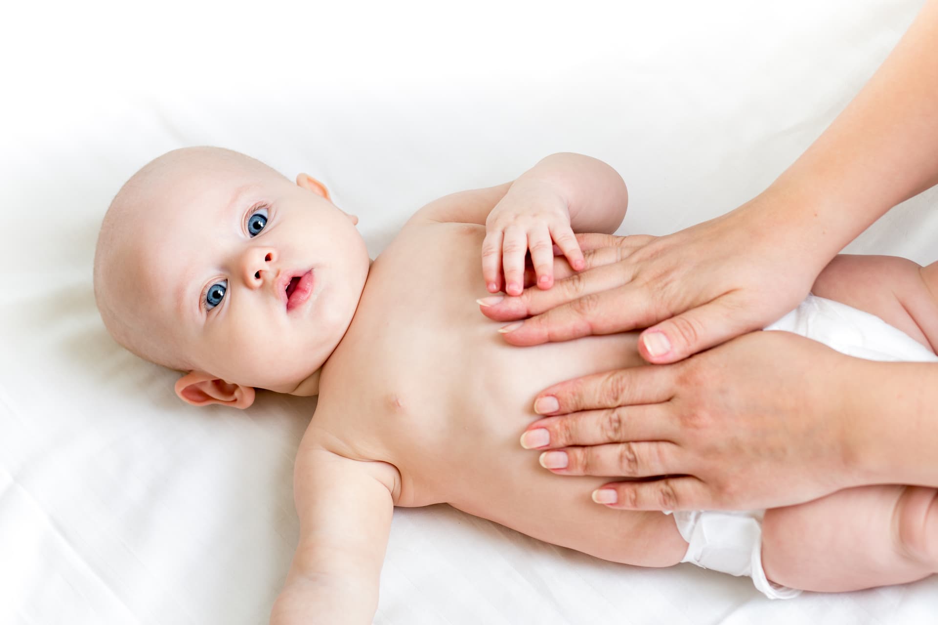 Massage doux du ventre de bébé par un parent