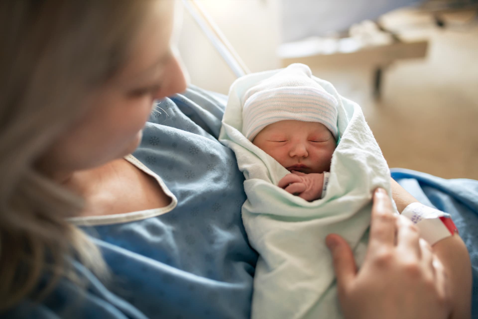 Maman tenant tendrement son nouveau-né dans ses bras