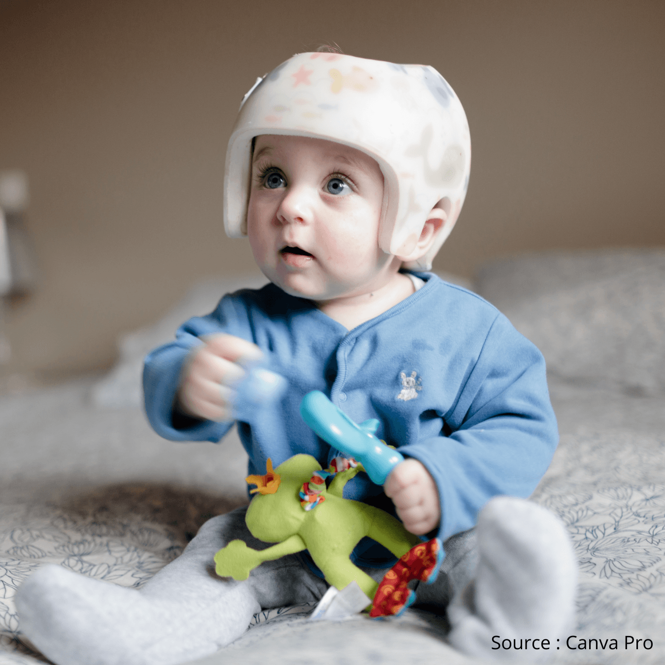 Bébé montrant les effets du torticolis