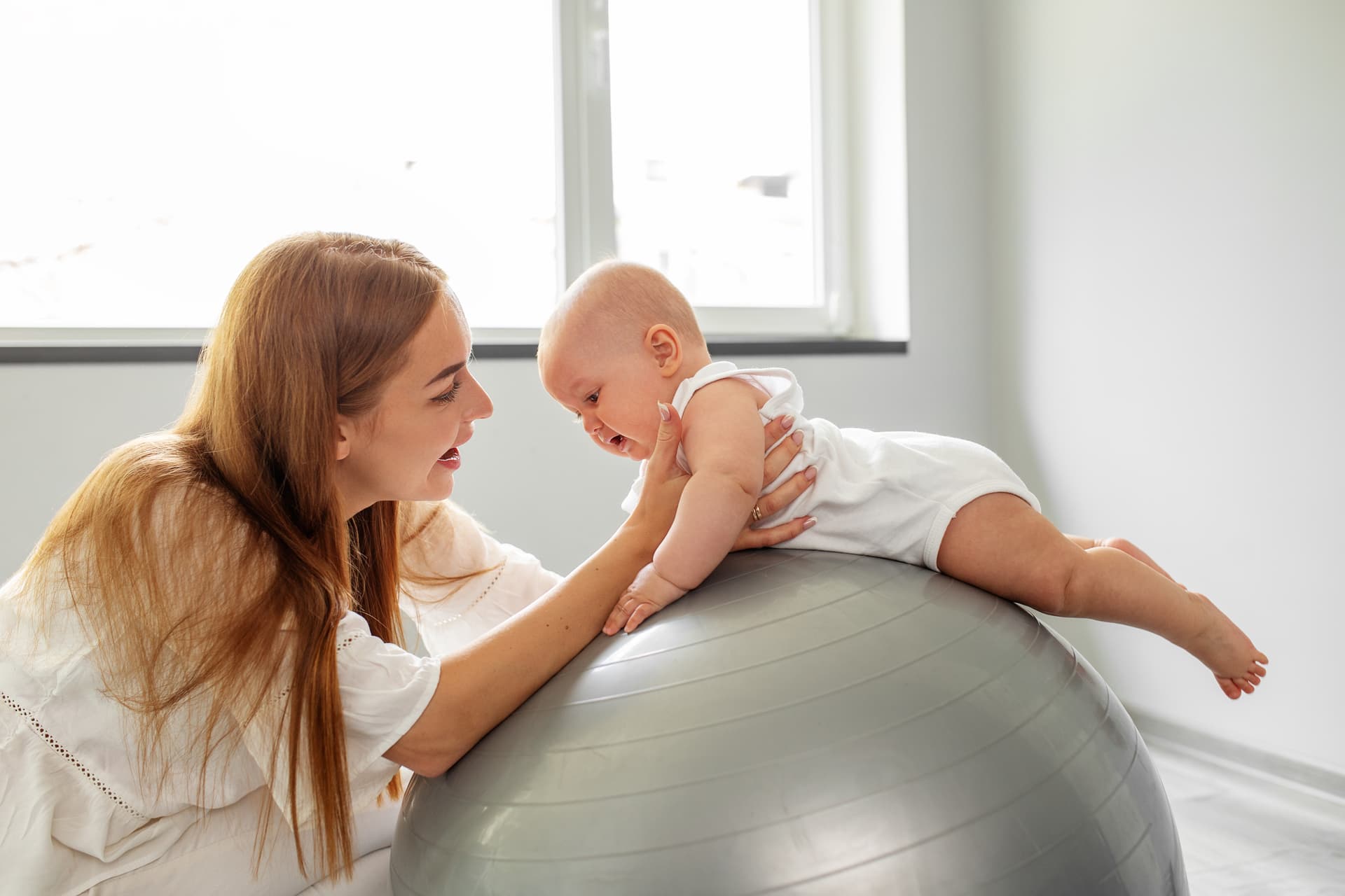 Bébé en consultation pour traitement du torticolis