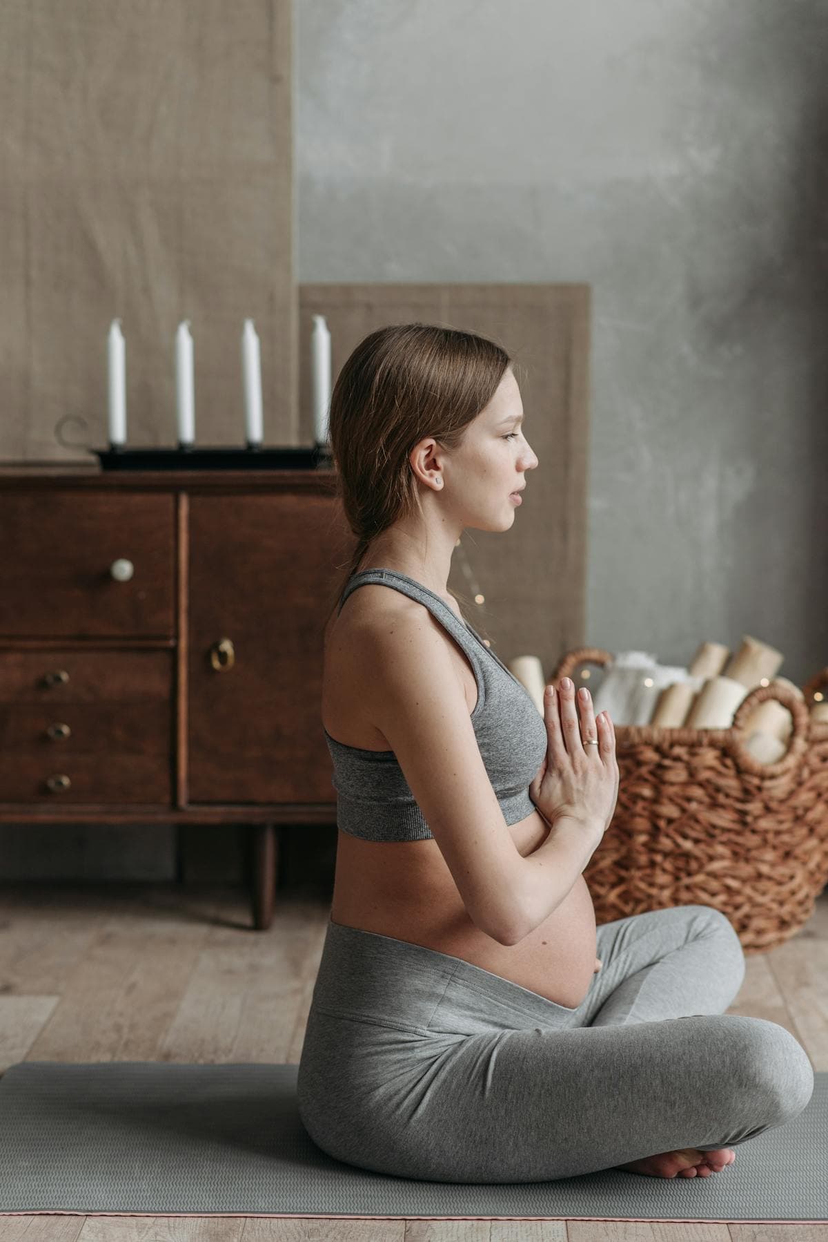 Femme enceinte en position de relaxation et étirement