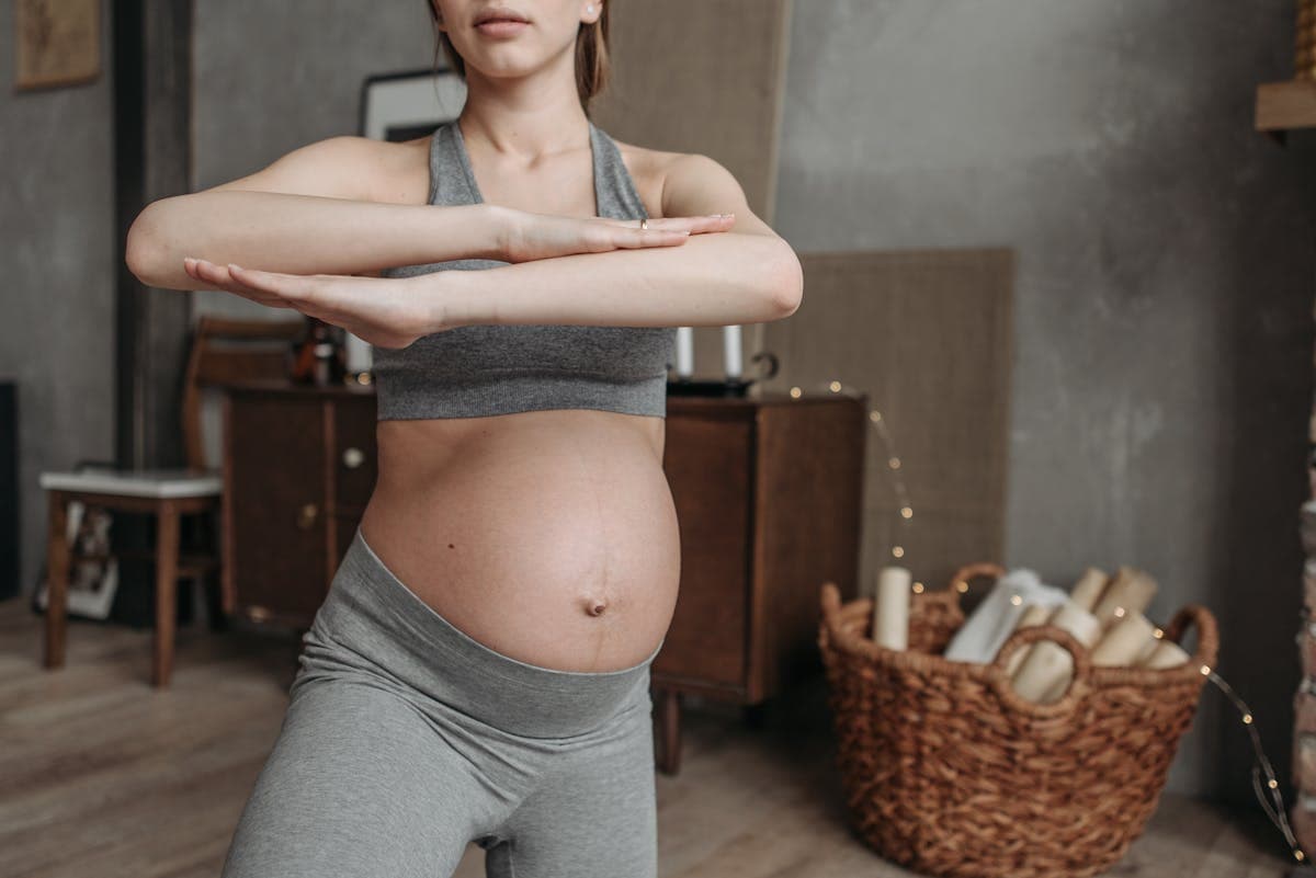 Femme enceinte pratiquant une pose de yoga pour les hanches