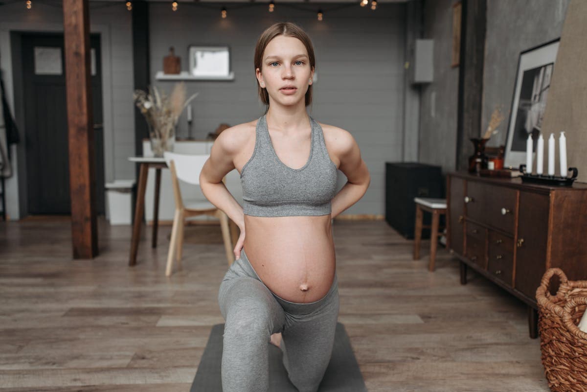 Femme enceinte faisant des étirements prénataux